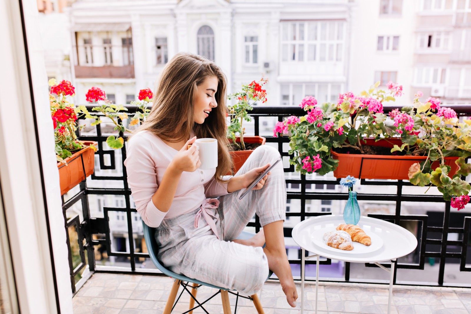 Муж жену на балконе. Девушка завтракает в кафе. Девушка на террасе. Фотосессия на летней веранде. Девушка на балконе с цветами.